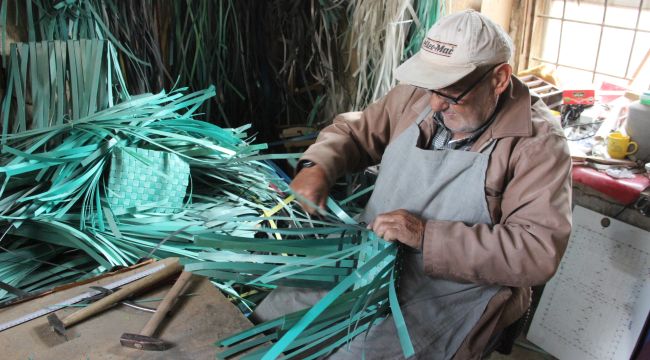 Plastik atıkları çantaya dönüştürüyor