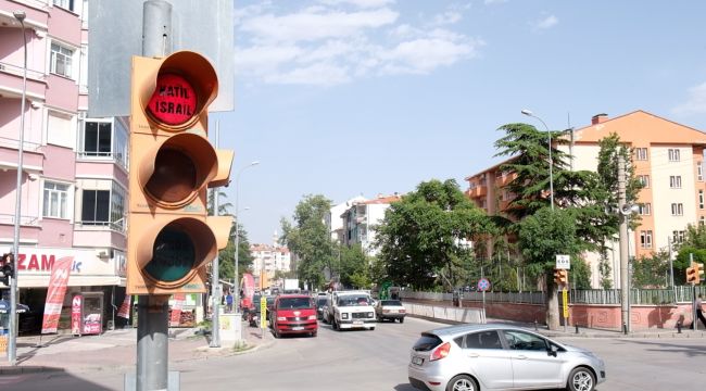 Karaman'da İsrail, trafik lambalarına yazılan yazı ile protesto edildi