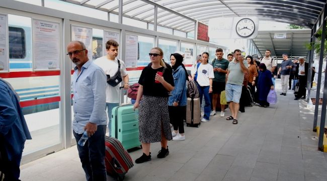 Karaman YHT garında bayram yoğunluğu yaşanıyor 