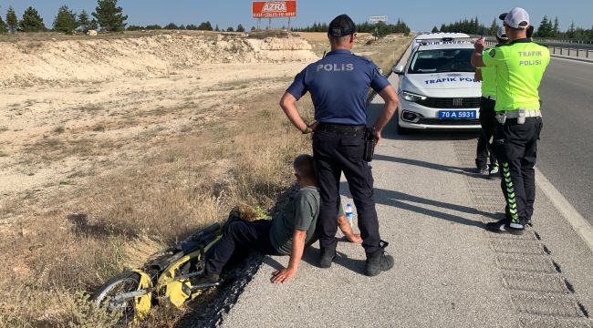 Kazada ayağı kırılan sürücüye polis memuru ambulans gelene kadar destek oldu 