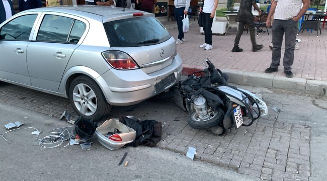 Park halindeki otomobile çarpan motosiklet parçalandı: 1 yaralı 